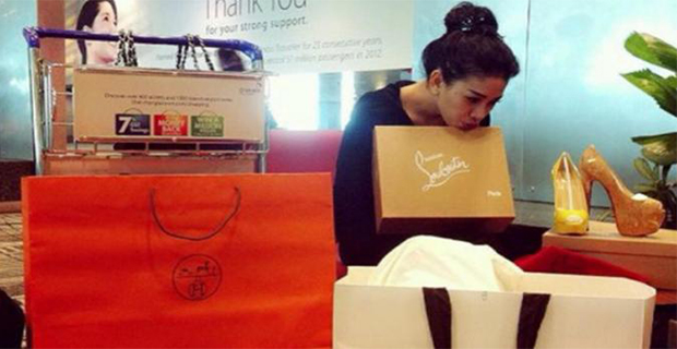 ekspresi-serius-nikita-mirzani-di-depan-meja-kasino