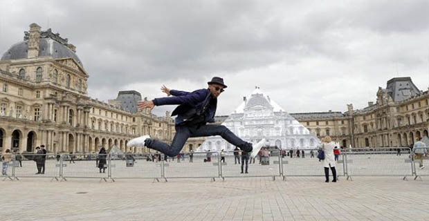 Seorang seniman asal Paris mewujudkan obsesinya untuk menghapus Piramida Lourve di Paris dengan ilusi optik.