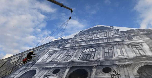 Seorang seniman asal Paris, JR mewujudkan obsesinya untuk menghapus Piramida Lourve di Paris dengan ilusi optik. 