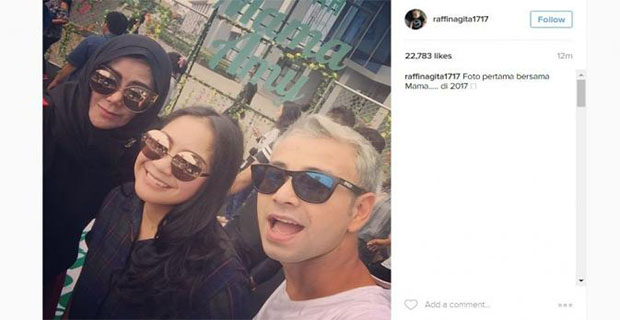 Raffi Ahmad dan Nagita Foto Bersama Mama Amy di London