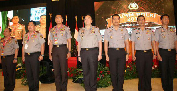 Kapolri Menyerahkan Penghargaan Kepada Lima Kapolres Terbaik