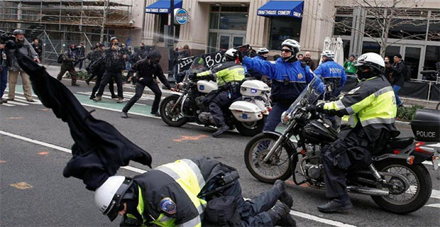 Rusuh dengan Polisi, Demonstran Anti Trump Ditangkap