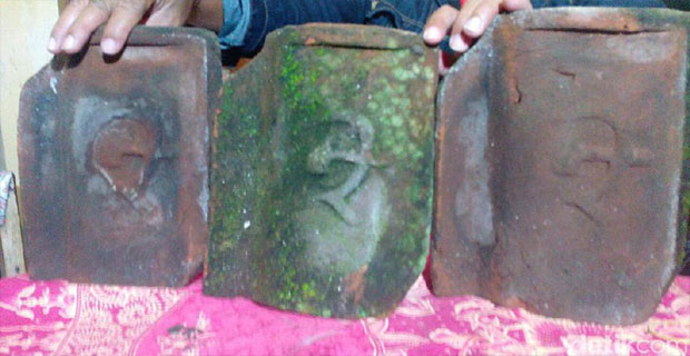 Sebanyak 300-an Genteng dengan Motif Mirip Gambar Palu-Arit