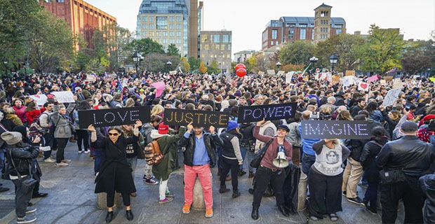 Sejumlah Demonstran di Washington Menolak Pelantikan Trump