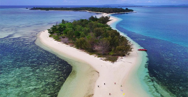 Keajaiban Laut Terbelah yang Berada di Timur Indonesia