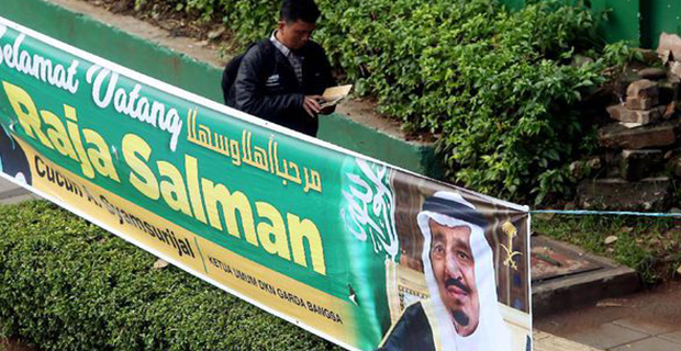 Berbagai Spanduk Berbahasa Arab Sambut Kedatangan Raja Salman di Sekitar DPR