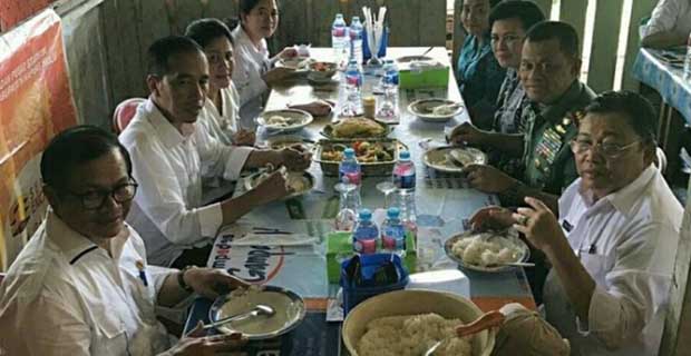 Presiden Jokowi Makan Siang di Warung yang Berjarak 4 Km dari Malaysia