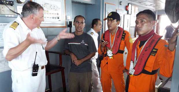 Tim Basarnas Mengevakuasi Kapal Sky Caledonian yang Merusak Karang Raja Ampat