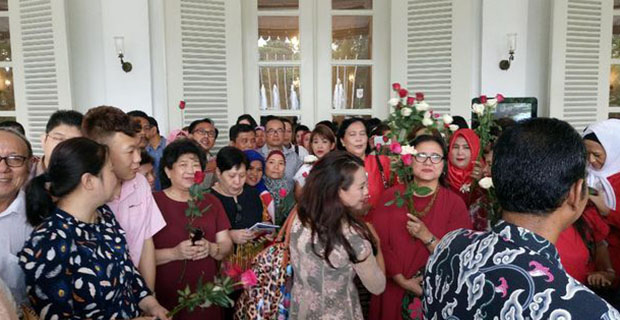 Bunga dan Tangis Warga Menyambut Ahok di Balai Kota