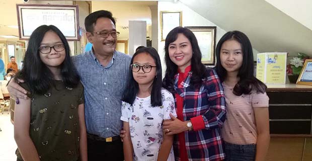 Djarot Diberikan Kejutan dari Ketiga Putrinya Saat Makan Sekeluarga