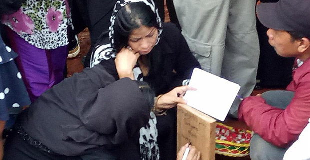 Ayu Azhari Persembahkan Tulisan di Nisan Yana Zein