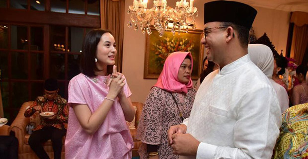 Chelsea Islan Berikan Kado Kepada BJ Habibie di Ultahnya ke-81