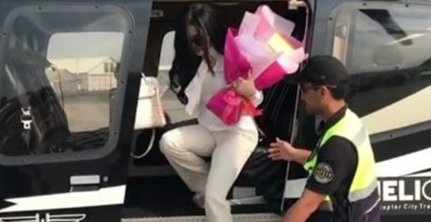 Keren..Syahrini Jualan Kue Lebaran ke Bandung Dengan Helikopter