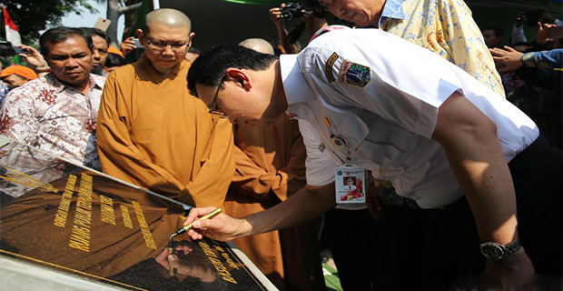 Ahok Meminta Warga Tetap Harmoni Saat Menghadiri Peringatan Waisak di Wihara Ekayana