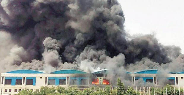 Gedung Pabrik Suzuki di India Terbakar
