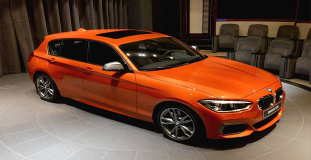 BMW M135i Orange Yang Bisa Berubah-ubah Warna
