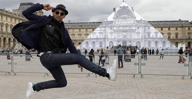 Seniman Ini Memakai Ilusi Optik Untuk Menghilangkan Lourve di Paris
