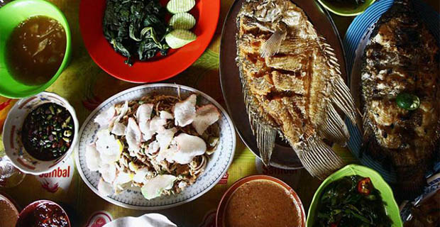 Makan Dengan Tangan Memang Terasa Lebih Nikmat, Tapi Jangan Lupa Untuk Mencuci Tangan Sebelum Makan
