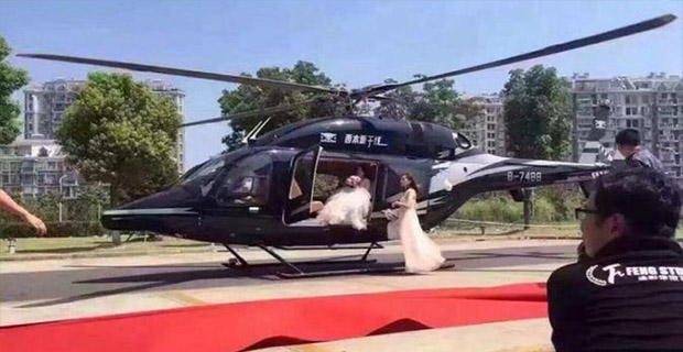 Pasangan Pengantin Ini Menggunakan Helikopter ke Lokasi Pernikahan Namun Membuat Kemacetan