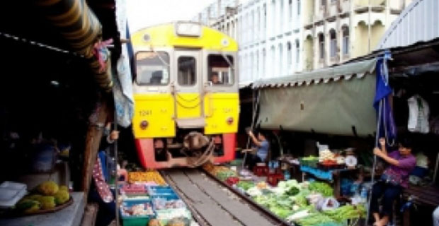 Pasar Tradisional Yang Berada di Atas Rel Kereta Api
