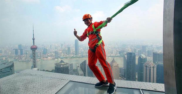 Anda Berani Mencoba Untuk Berjalan di Kaca Tepi Gedung Pencakar Langit?