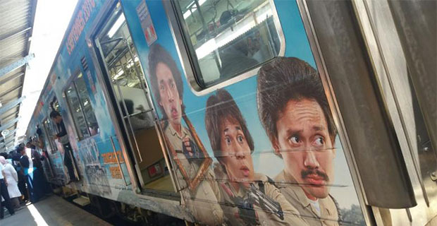 Para Penumpang Dihebohkan Dengan Poster "Warkop DKI Reborn" Yang Ada di Gerbong KRL