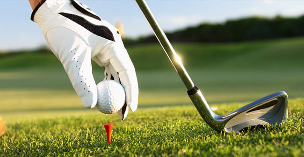 Ternyata Memukul Bola Golf Memberi Manfaat Untuk Kesehatan