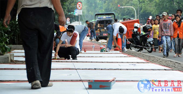 Ahok Kesal Pemotor di Jakarta Masih Suka Masuk Trotoar