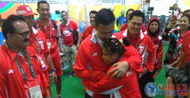 Pelukan Menpora Untuk Sri Wahyuni