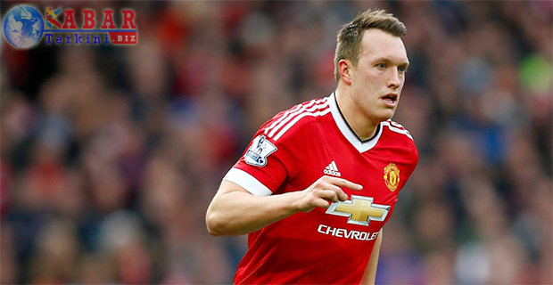 Phil Jones: Saya Mau Banyak Bermain di Manchester United