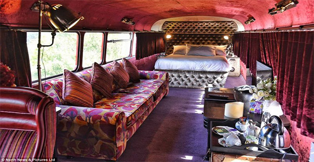 Hotel Mewah Ini Berada di Dalam Bus Tingkat Buatan 1960