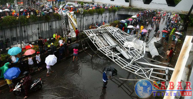 Ahok: JPO Enggak Boleh Ditutupi Banyak Spanduk
