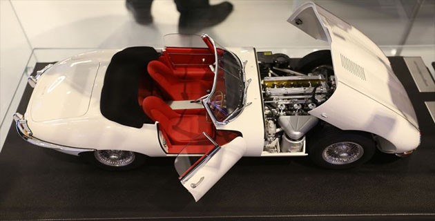 Miniatur Replika Mobil Jaguar E-Type Lawas Ini Dibanderol Rp 132 Juta