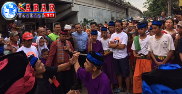 Berkunjung ke Kampung Waru Doyong, Anies Dihadang Palang Pintu