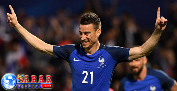 Lloris Sebut Koscielny Salah Satu Bek Terbaik di Dunia