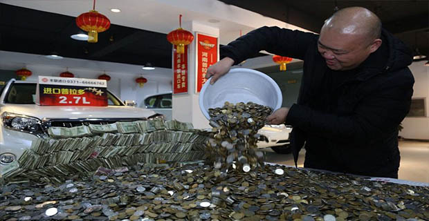 Pria Ini Membeli Mobil Toyota Seharga Rp1 M Dengan Menggunakan Uang Receh