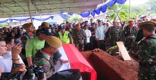 Diiringi Hujan, Jenazah Mar'ie Muhammad Dimakamkan Secara Militer