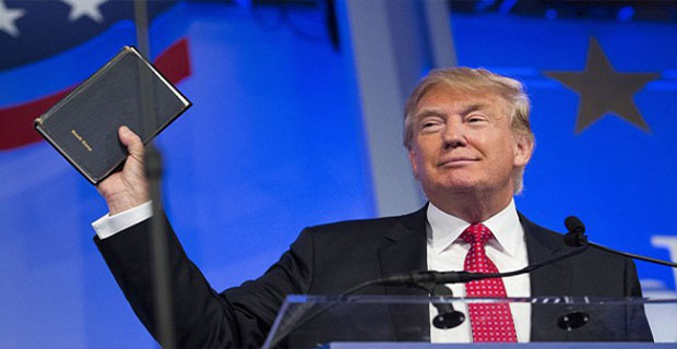 Dua Alkitab yang Digunakan Donald Trump Saat Pelantikan