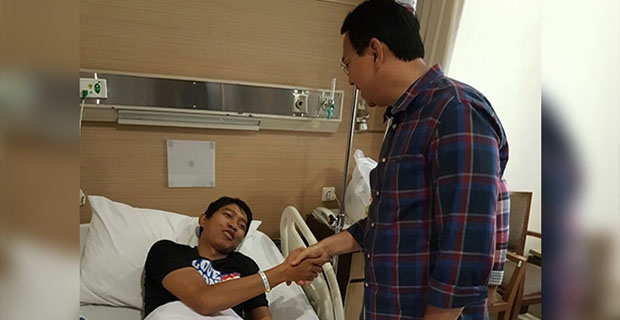 Ahok Menjenguk Kader PDIP Korban Pengeroyokan