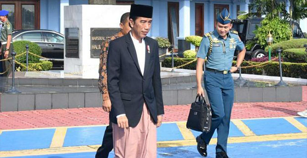 Heboh...Pak Jokowi Memakai Sarung Naik Pesawat Kepresidenan