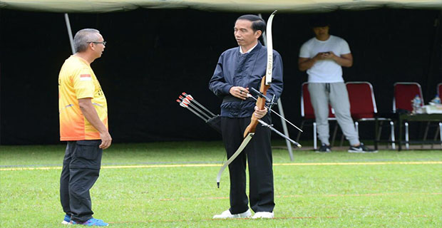 Jokowi Melakukan Persiapan Berlatih Menjelang Kejuaraan Panahan