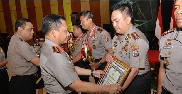 Kapolri Menyerahkan Penghargaan Kepada Lima Kapolres Terbaik