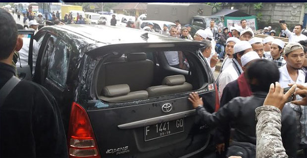 Kerusuhan Setelah Habib Rizieq Diperiksa, Satu Mobil Pendukung FPI Hancur