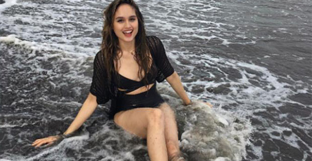 Wow....Cinta Laura Menunjukkan Sisi Kedewasaan Dengan Pamer Punggung Mulusnya