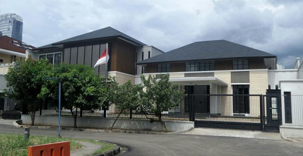 Polisi Mengamankan Mobil Massa yang Berdemo di Rumah SBY