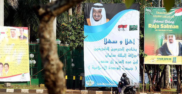 Berbagai Spanduk Berbahasa Arab Sambut Kedatangan Raja Salman di Sekitar DPR