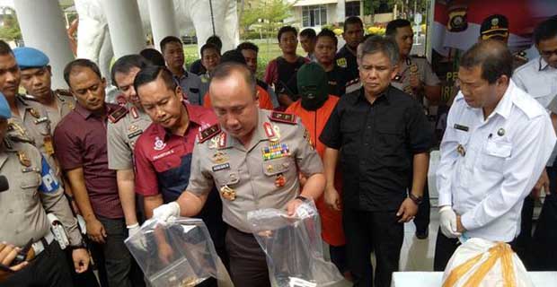 Kelompok Teror Bom Solo Menyiapkan Revolver Rakitan