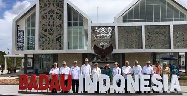 Presiden Jokowi Makan Siang di Warung yang Berjarak 4 Km dari Malaysia