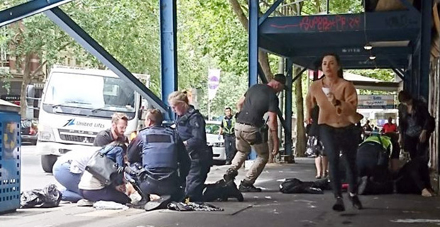 Pria Membawa Kapak Menyerang dan Mengejar Wanita di Mall Melbourne