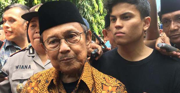 BJ Habibie Mengajak Cucunya Nyoblos di TPS 05 Kuningan Timur